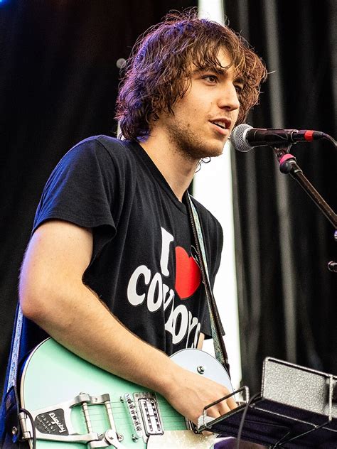 Cameron Winter, leader du groupe Geese, sur scène.