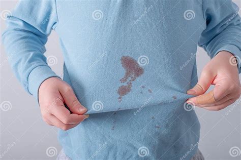 enfant avec des taches sur ses vêtements