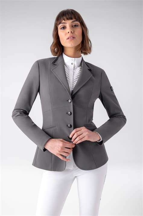 Cavalière en concours avec une veste Equiline