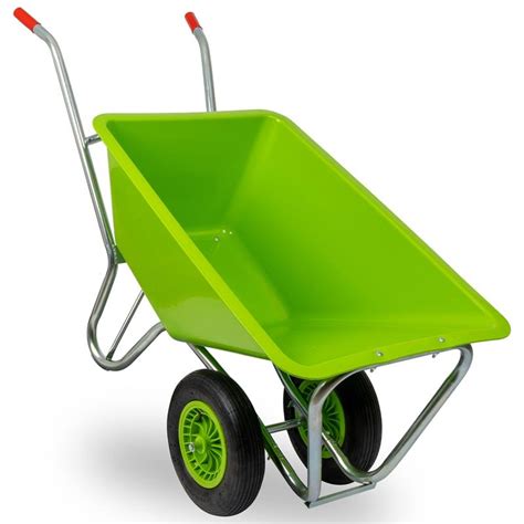 Gros plan sur les poignées ergonomiques d'une brouette d'écurie