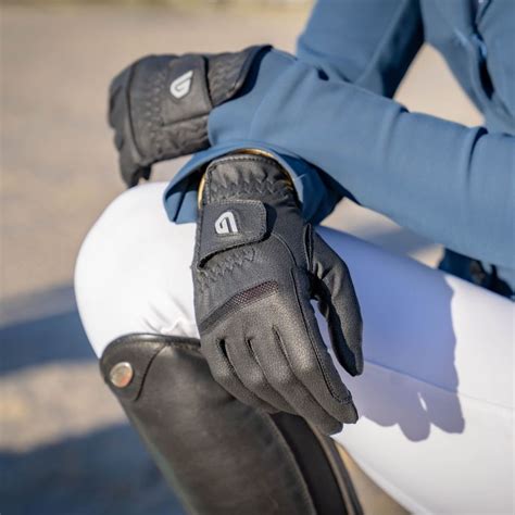 Cavalier portant des gants d'équitation en cuir noir