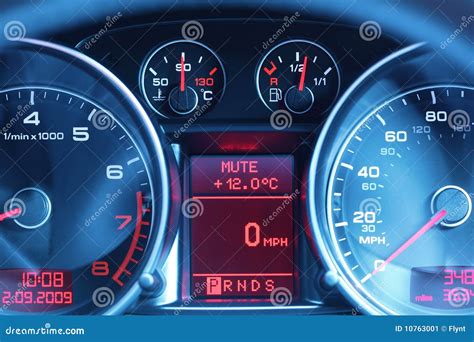 Tableau de bord d'une voiture avec la jauge de carburant visible
