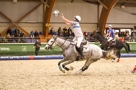 Cavaliers de horse-ball en action