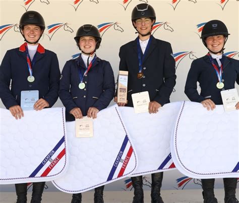 Cavaliers et chevaux en action lors d'une compétition équestre