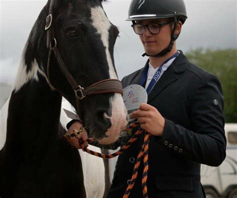 Jeune cavalier recevant une médaille