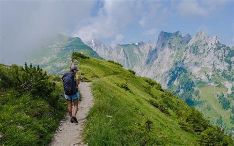 Athlète courant en montée sur un sentier de montagne