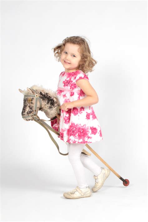 Un jeune enfant jouant avec un hobby horse