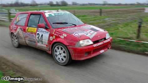Vue rapprochée d'une Citroën AX Sport en configuration rallye