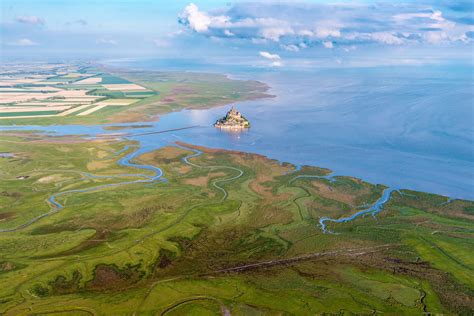 Vue panoramique de la Baie du Mont Saint-Michel au lever du soleil