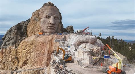 Le Crazy Horse Memorial en cours de sculpture dans la montagne