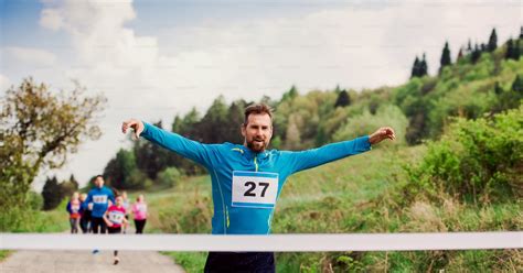 Un coureur de cross-country franchissant un obstacle naturel