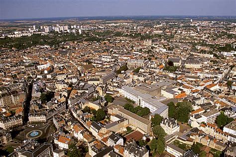 Vue aérienne de Poitiers avec des quartiers résidentiels