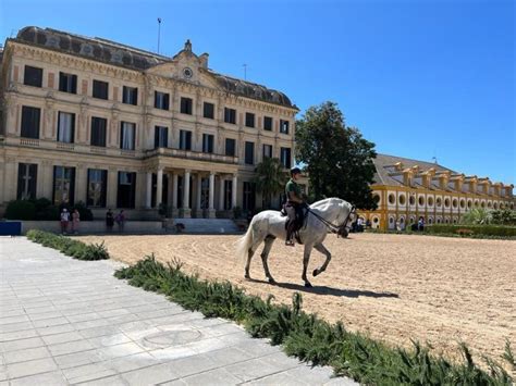 Vue panoramique de l'École Royale Andalouse d'Art Équestre