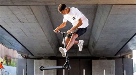 Une trottinette freestyle en action, effectuant un saut