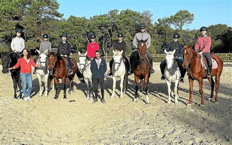 un groupe de cavaliers en formation