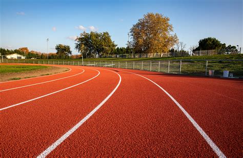Athlètes en action sur une piste d'athlétisme en salle