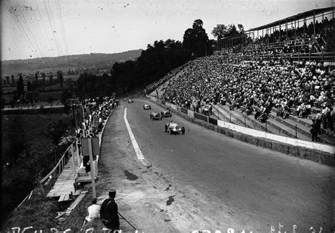 Photographie d'époque d'une course sur le Circuit du Comminges avec une foule nombreuse