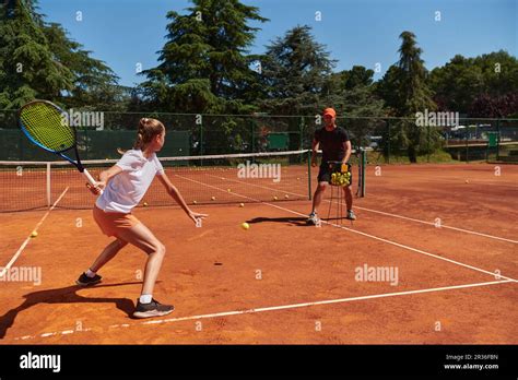 Image d'un joueur de tennis chinois s'entraînant sur un court dur extérieur