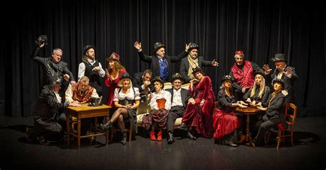 Troupe de théâtre en costume d'époque