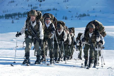 Illustration de chasseurs alpins en tenue kaki avec gourdes