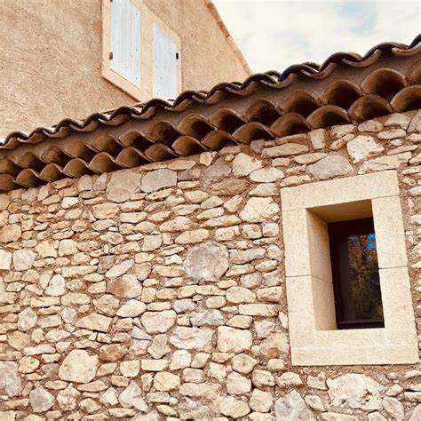 Façade d'un café provençal typique