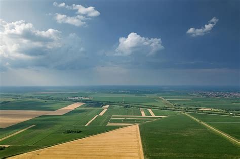 Vue aérienne de la campagne de Puisaye-Forterre avec des champs verts et des forêts