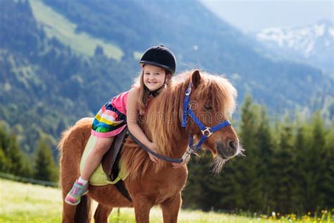 Enfant montant un poney sur un parcours