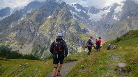 Coureurs sur un sentier de trail, Mont Saint Eloi en arrière-plan