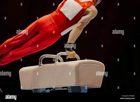 Cheval d'arçons en action lors d'une compétition de gymnastique masculine