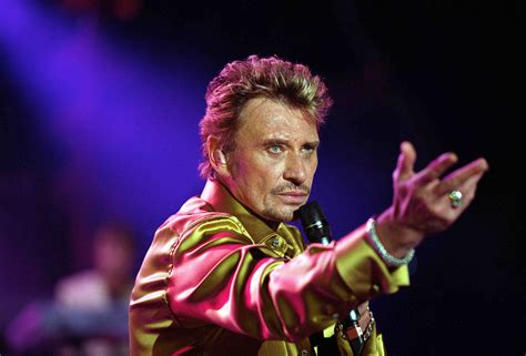 Johnny Hallyday sur scène interprétant 