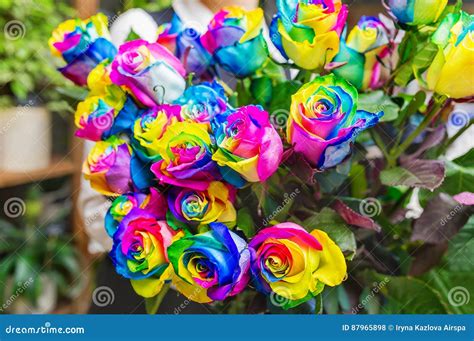 Composition florale avec roses multicolores