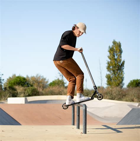 Une trottinette freestyle avec un grip noir