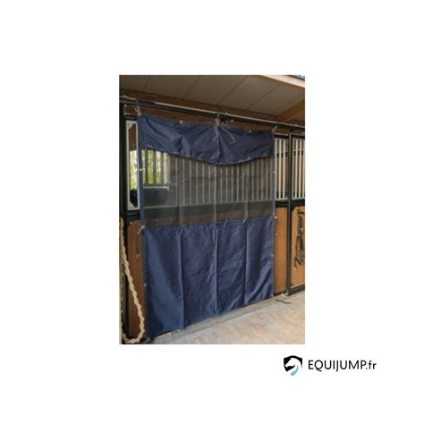 Boxe de cheval avec tenture et mangeoire