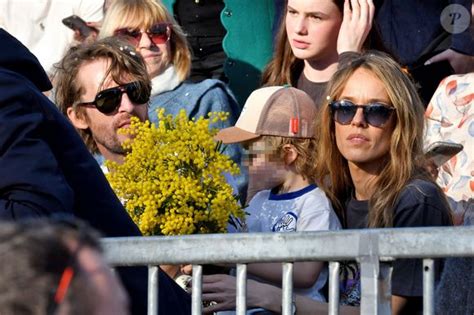 Élodie Fontan en compagnie de son fils et d'un poney