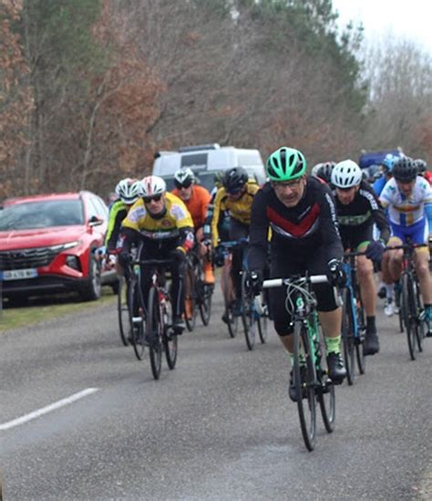 Course cycliste dans un village
