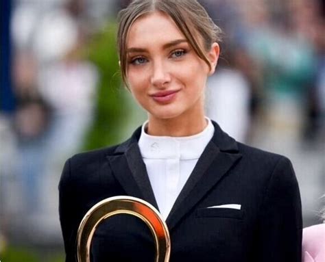 Mathilde Pinault et son cheval en action lors d'un concours hippique