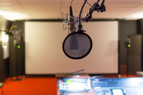 Acteur de doublage en studio d'enregistrement