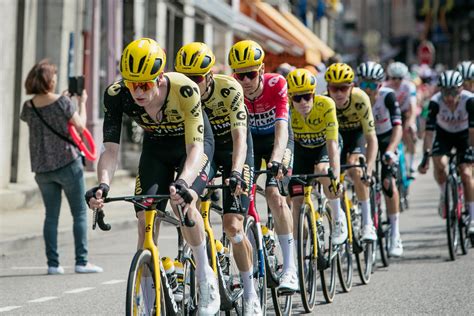 Journalistes couvrant un événement de sport automobile