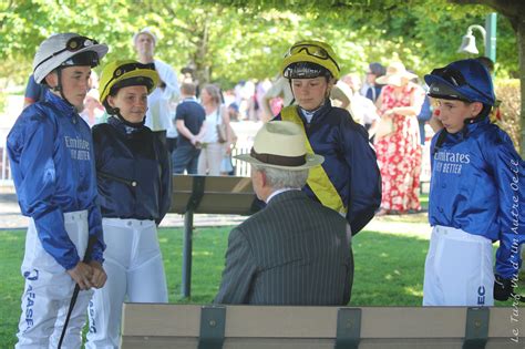 Photomontage de jeunes jockeys portant différentes casaques célèbres