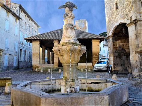Vue générale de Pernes-les-Fontaines avec ses fontaines et ses environs verdoyants