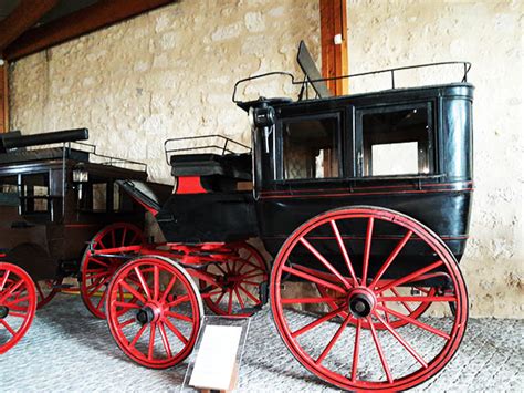 Vue intérieure du Musée des Calèches Impériales