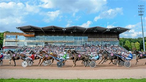 Hippodrome avec des chevaux au départ