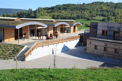 Vue aérienne du Centre Hippique de Mancy avec ses paddocks et manèges