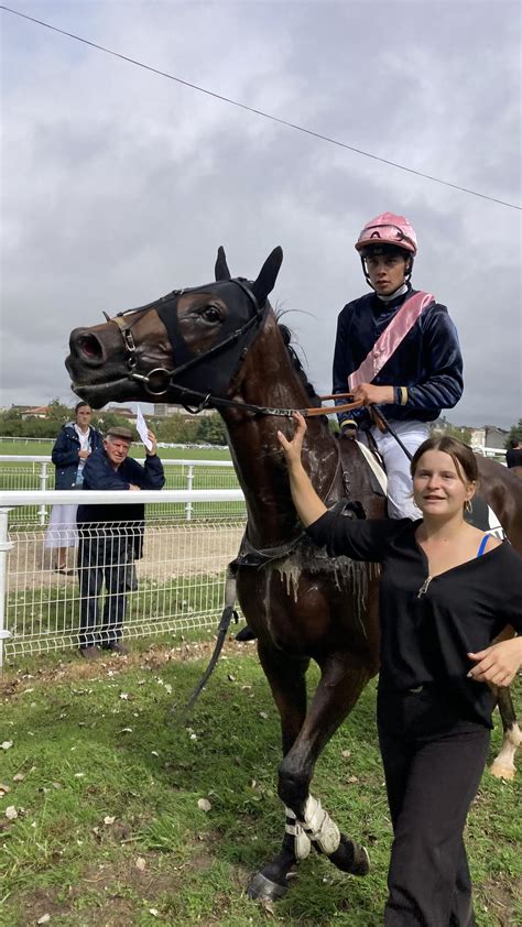 Jument de course avec son jockey