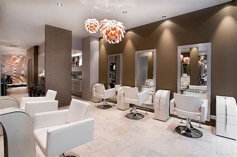 Décoration intérieure d'un salon de coiffure moderne et lumineux