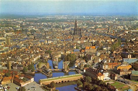 Vue aérienne de Strasbourg avec le Rhin