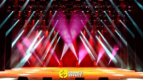 Scène de spectacle équestre avec des lumières et des effets de feu