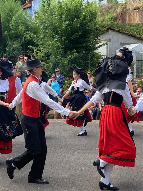 Groupe folklorique en costume traditionnel