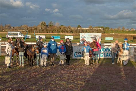 Jeunes drivers en sulky avec des poneys