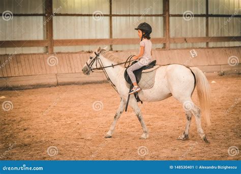 Une jeune fille montant un cheval avec assurance